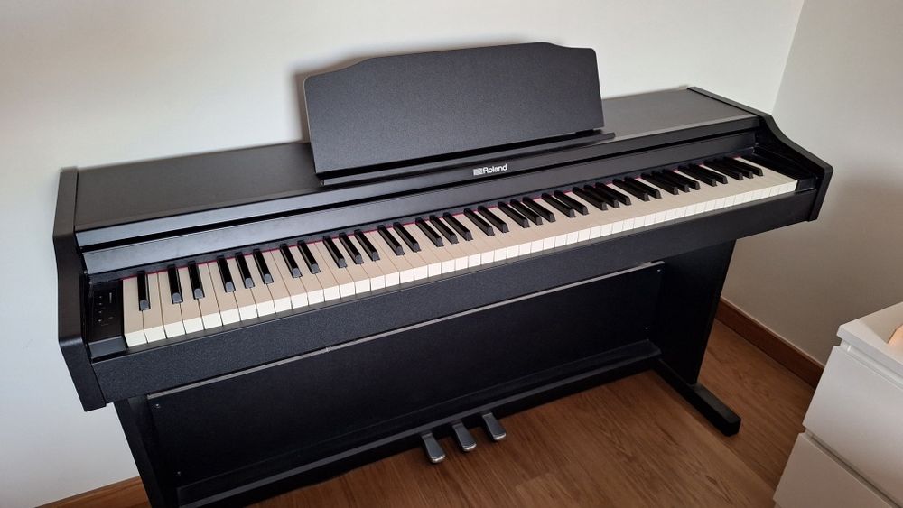 Piano Roland RP 102