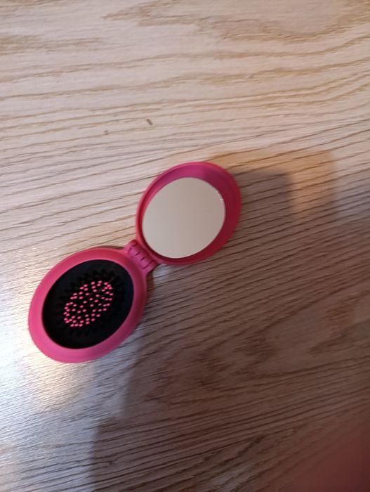 Małe lusterko z szczotką