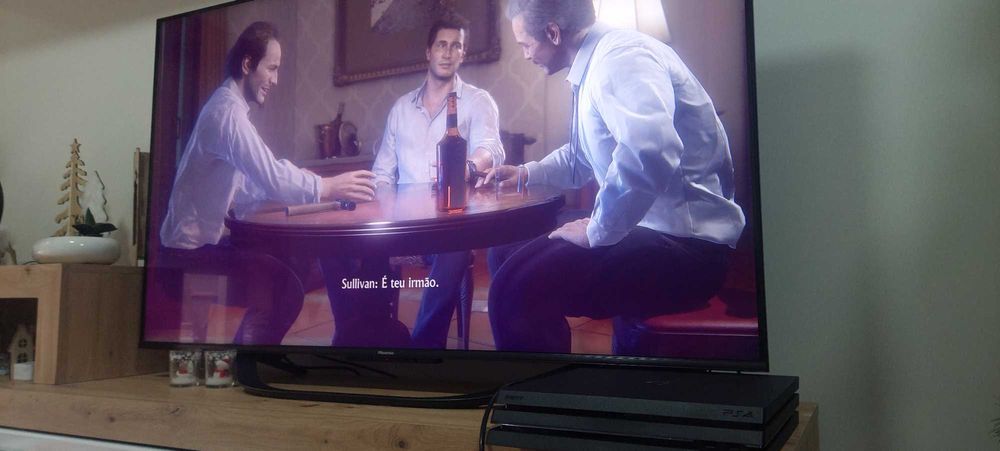 Playstation 4PRO com 2 Comandos