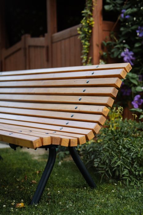 Ławka ogrodowa, parkowa, RÓŻNE KOLORY rama metalowa, sosna Skandynaws