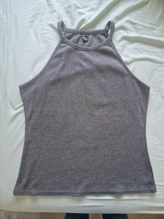 Szary bezrękawnik z prążkowanego materiału