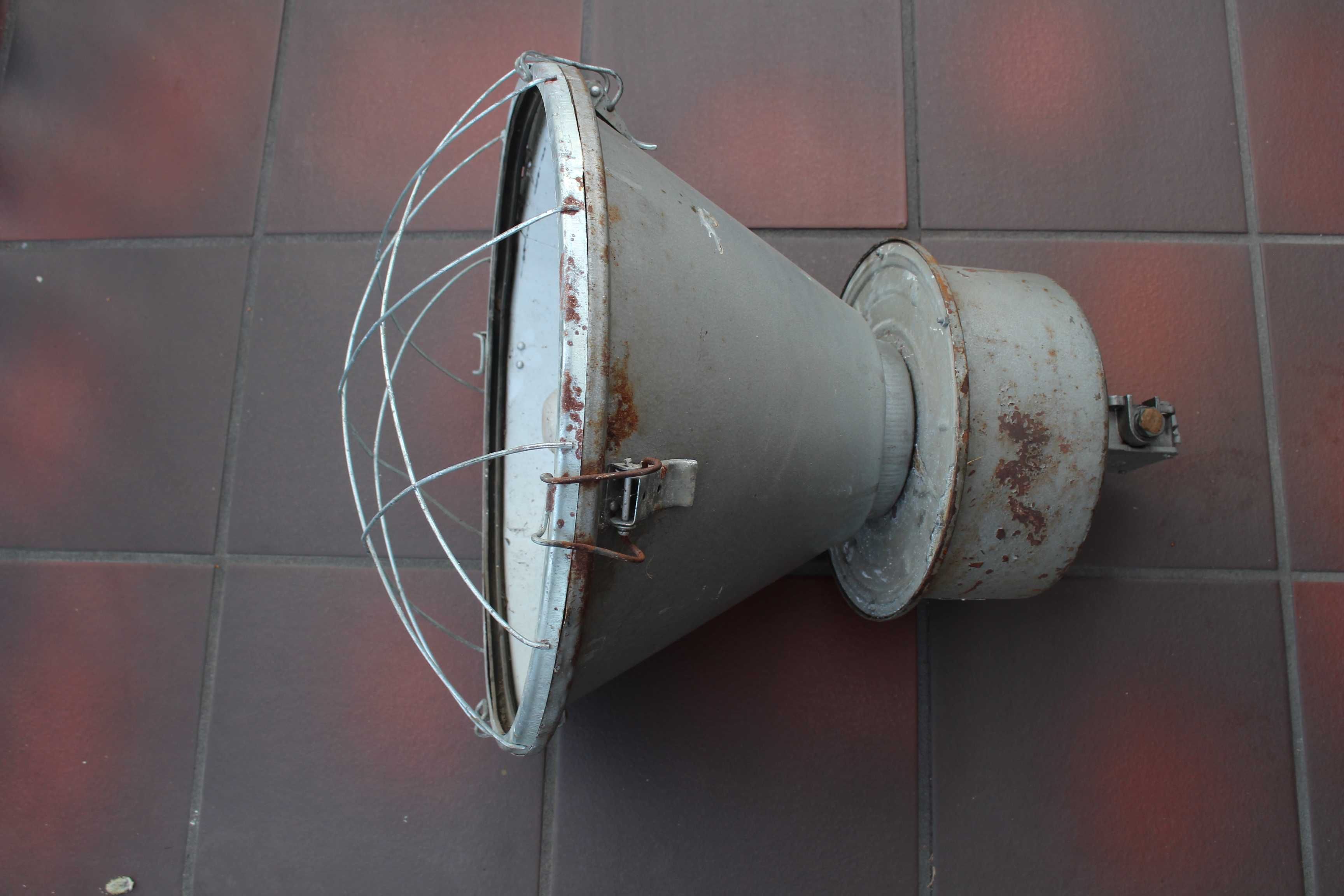 stara lampa przemysłowa prl