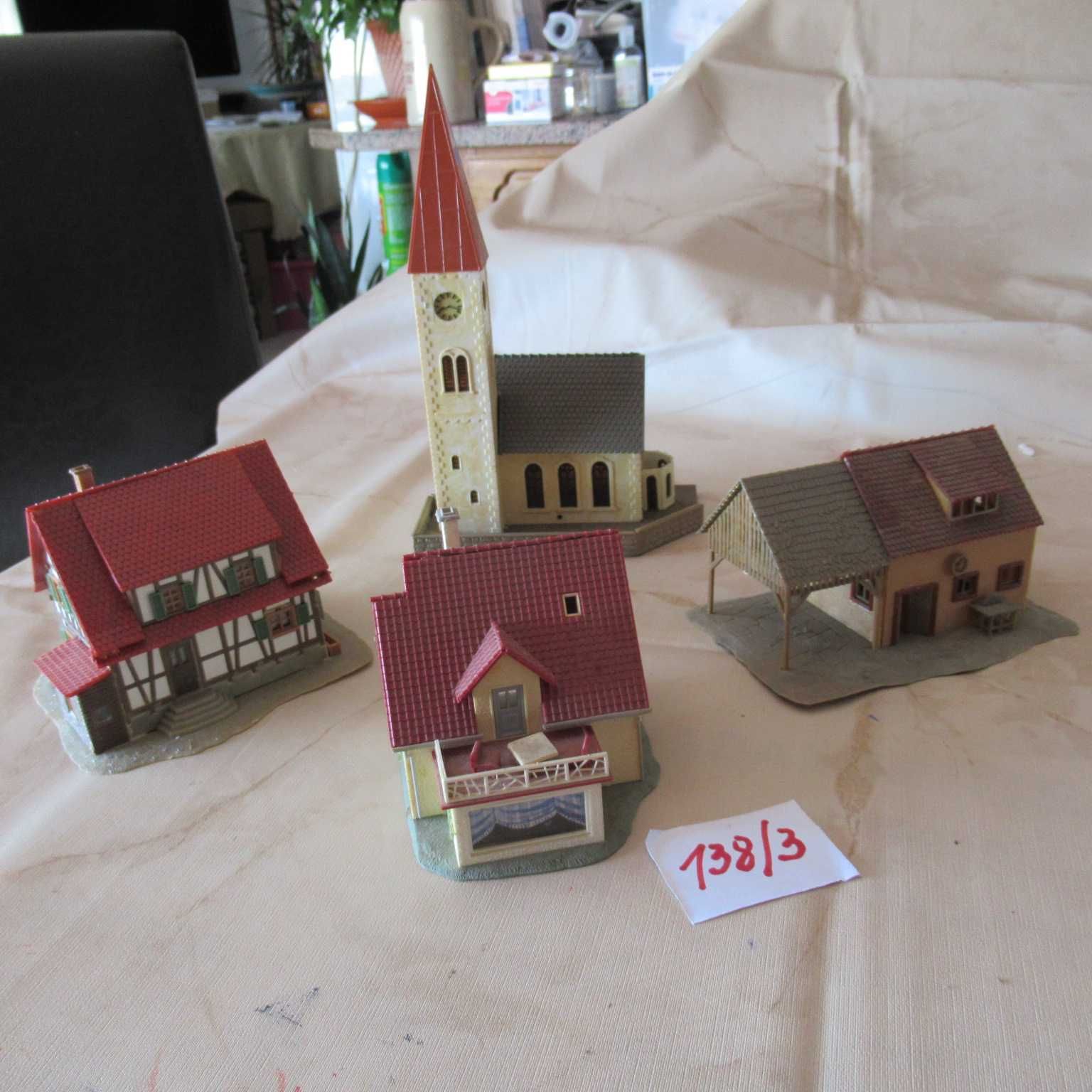 (138/3)-3 casas e Igreja em bom estado p/maquetes esc.h0