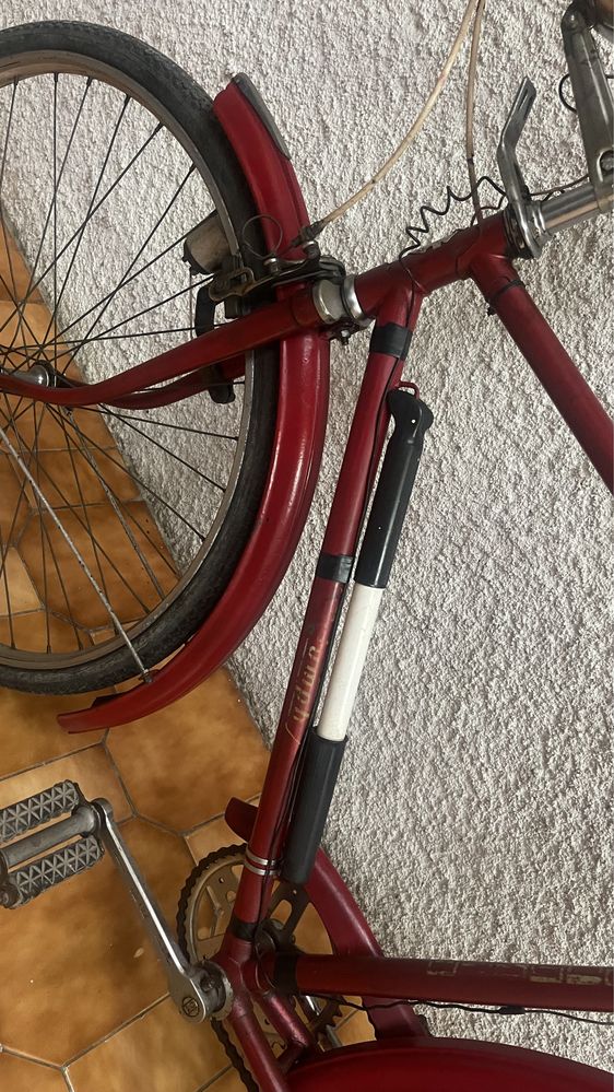 Bicicleta antiga de homem TRIUMPH PASTELEIRA