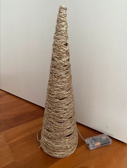 Нова золота ялинка з вогнями. На Новий рік, Різдво