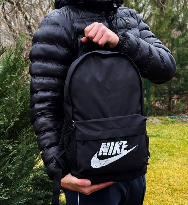 Чорний рюкзак Nike
