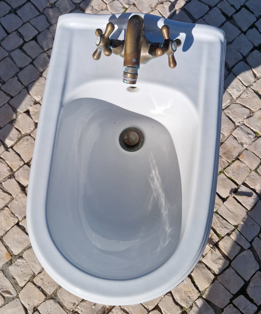 Bidé com tubo de agua e esgoto