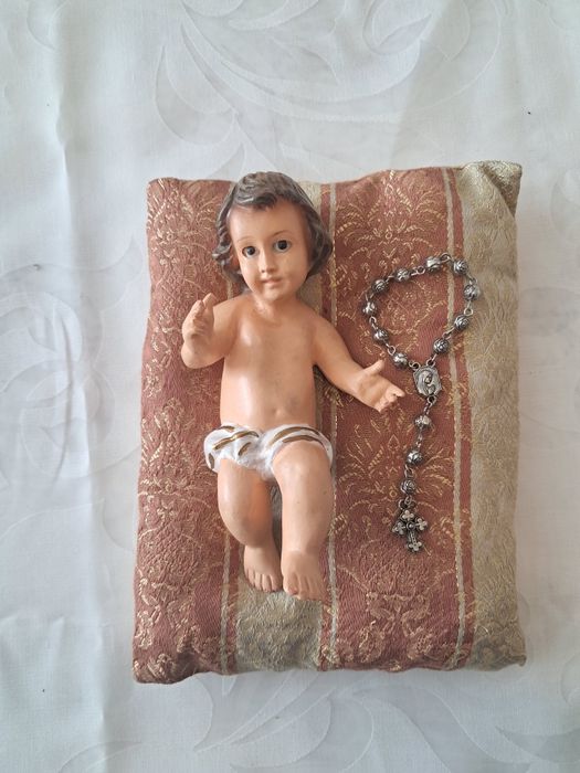 Menino Jesus em terra cotaa com pequeno terço em prata  não marcada