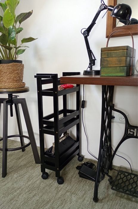 Regał łazienkowy czarny na kółkach – wąski, mobilny, 3 półki