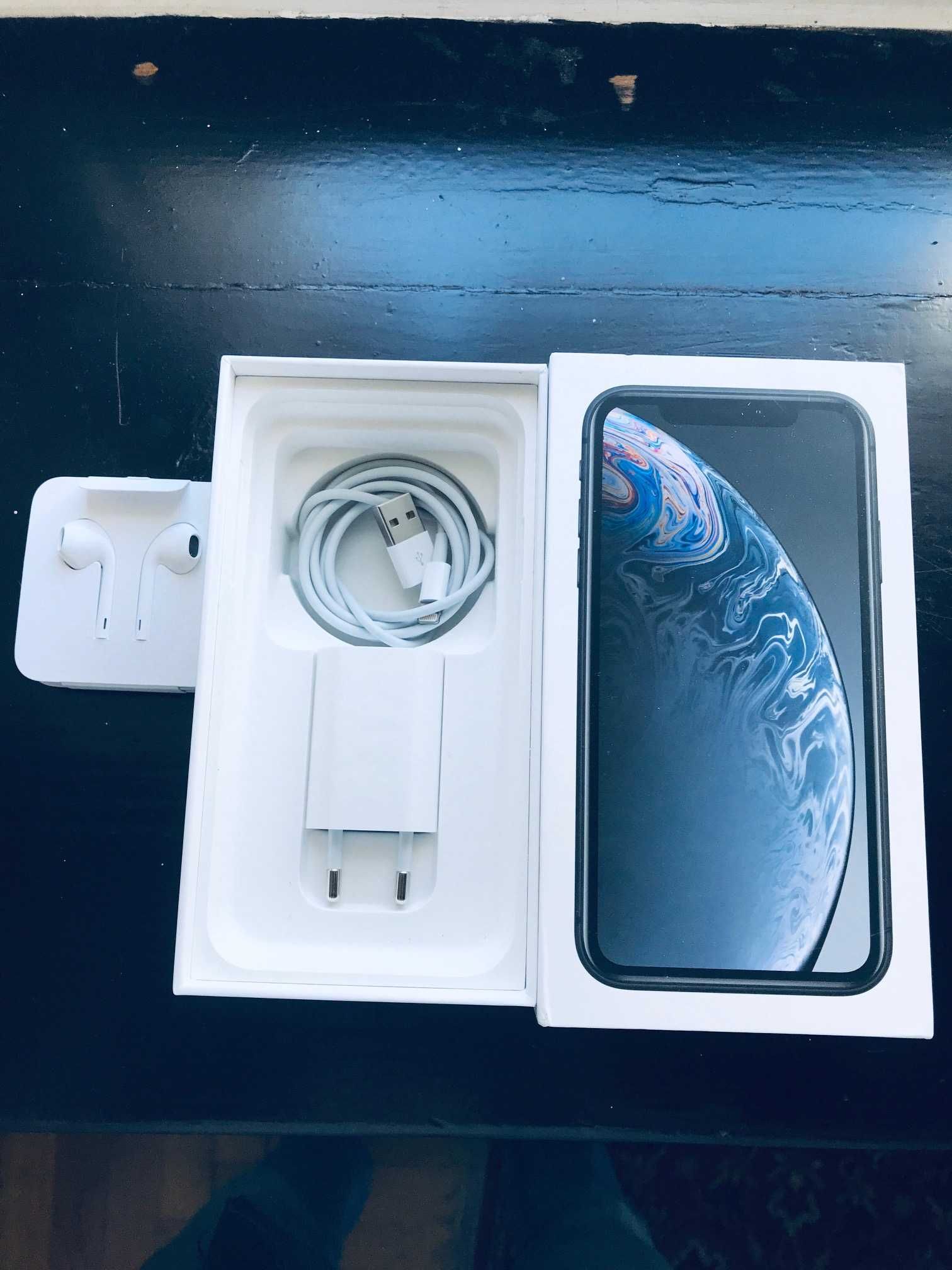 Pudełko Apple iPhone XR wraz z akcesriami