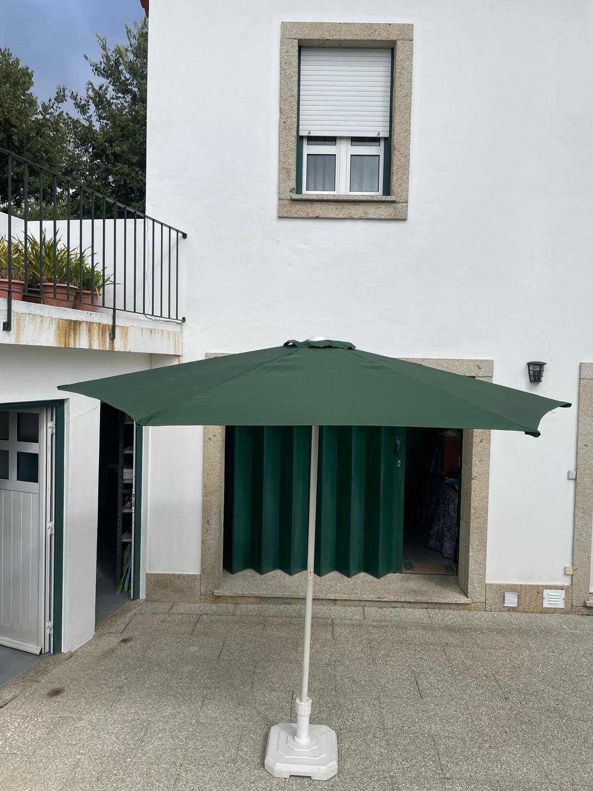 Base branca para guarda-sol com guarda-sol incluído