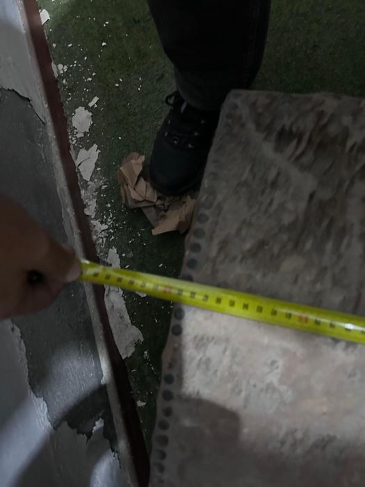 Arca de madeira e pelo com as medidas na imagem