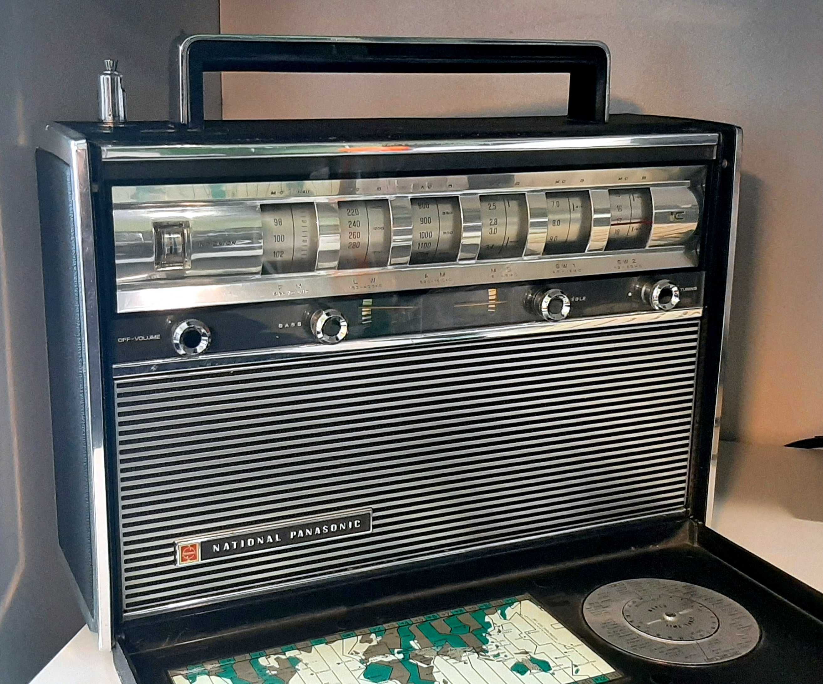 Колекційний вінтажний радіо National Panasonic RF-3000. Мілітарі 1960