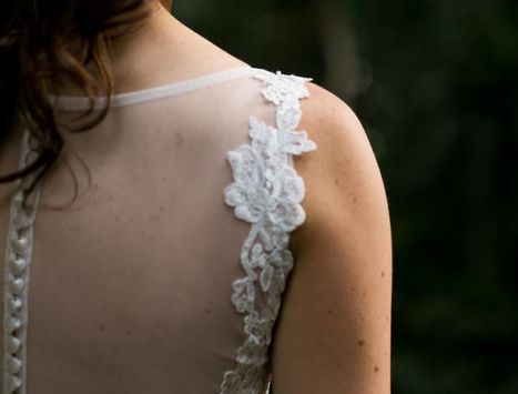 Suknia ślubna z odkrytymi plecami - bardzo modny fason gratis żakiet