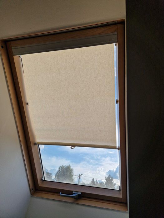 Okna dachowe Fakro 78x118 z kołnierzami i roletami wewnętrznymi