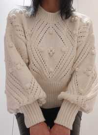 Женсктй свитер бело-молочного цвета