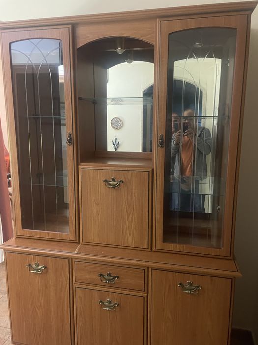 Armario e vitrina em perfeito estado de conservacao