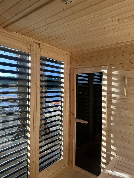 Domki nad jeziorem z linią brzegową. Prywatnt pomost oraz plaża