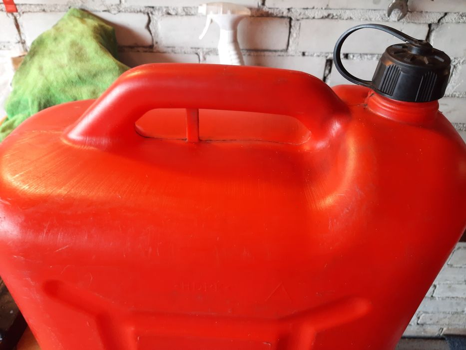 Sprzedam trzy kanistry: 5l, 10l i 20 litrowy