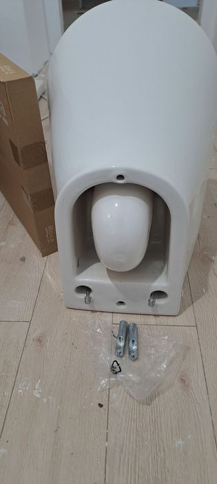 Miska wisząca Roca z deską wolnoopadającą Nowa