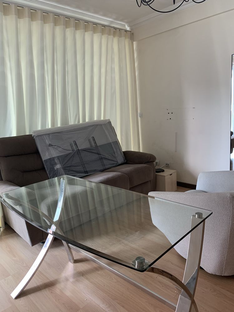 Secretária 140x60 com tampo de vidro e estrutura de aço polido