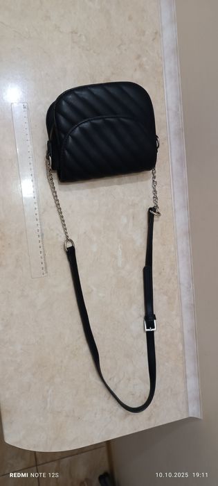 Mała czarna torebka firmy Reserved