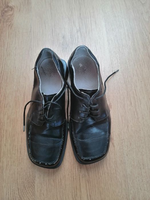 Buty komunijne,chłopięce,czarne, rozmiar 35 zamienię za coś