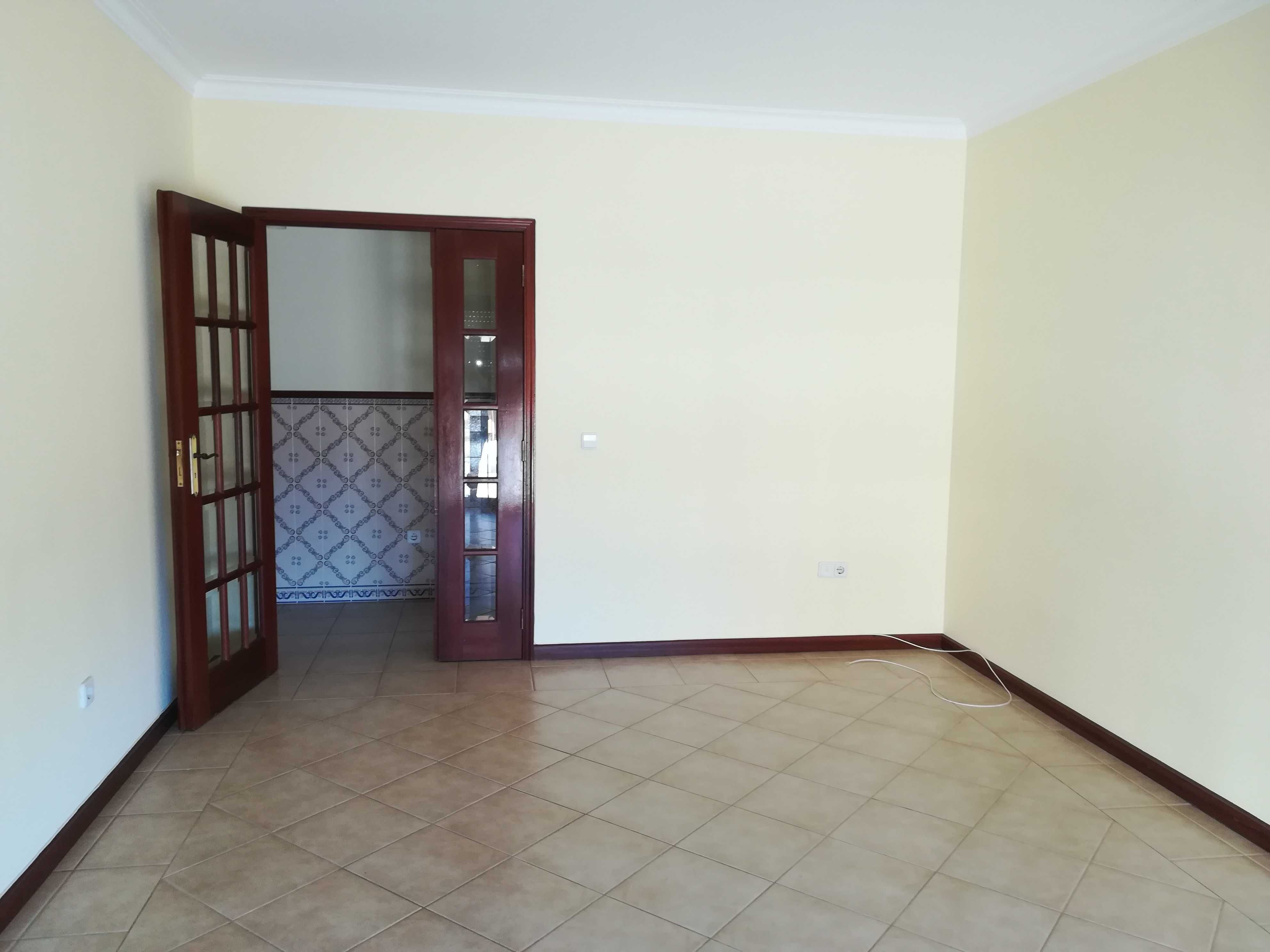 Arrendo T2 com garagem fechada Esgueira