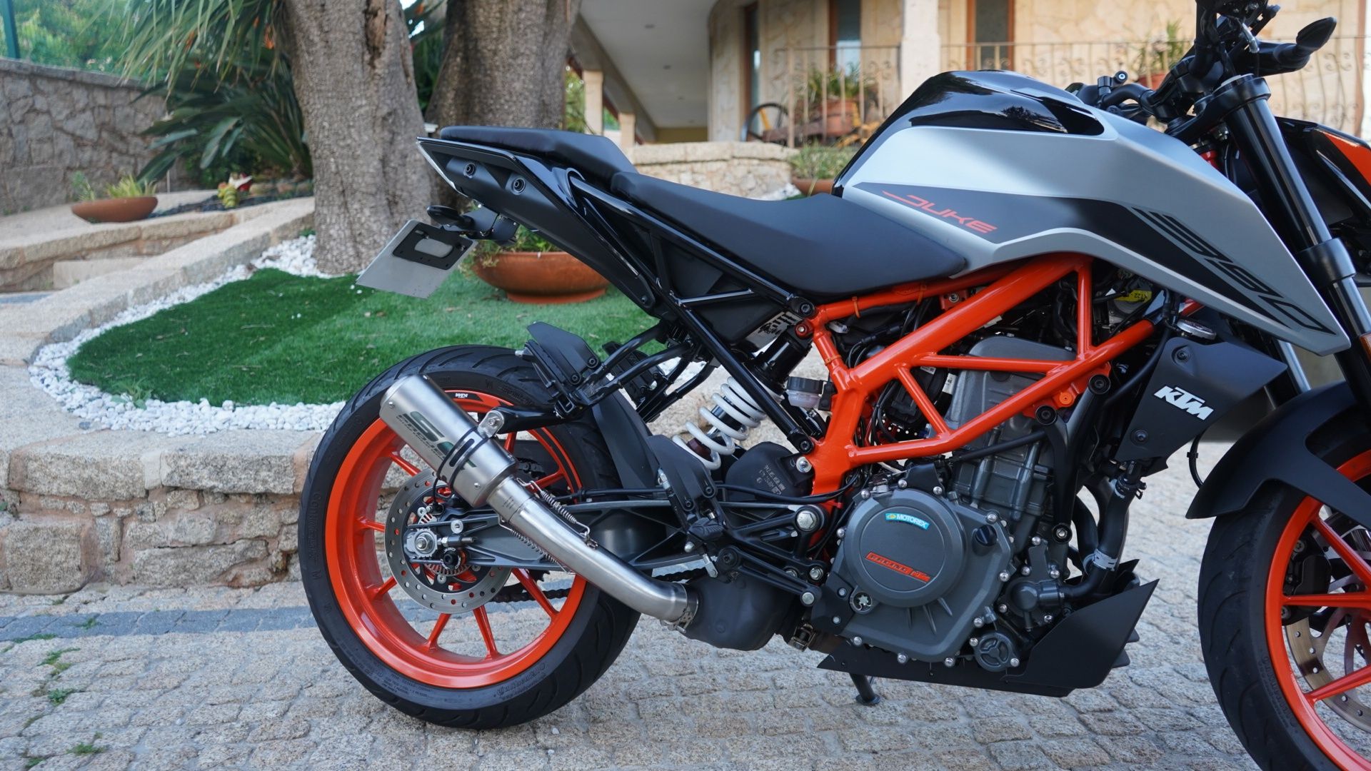 KTM DUKE 390    .