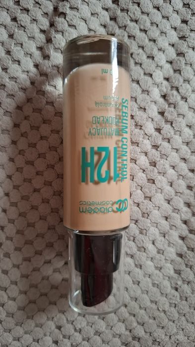 Matujący podkład z kontrola sebum 03