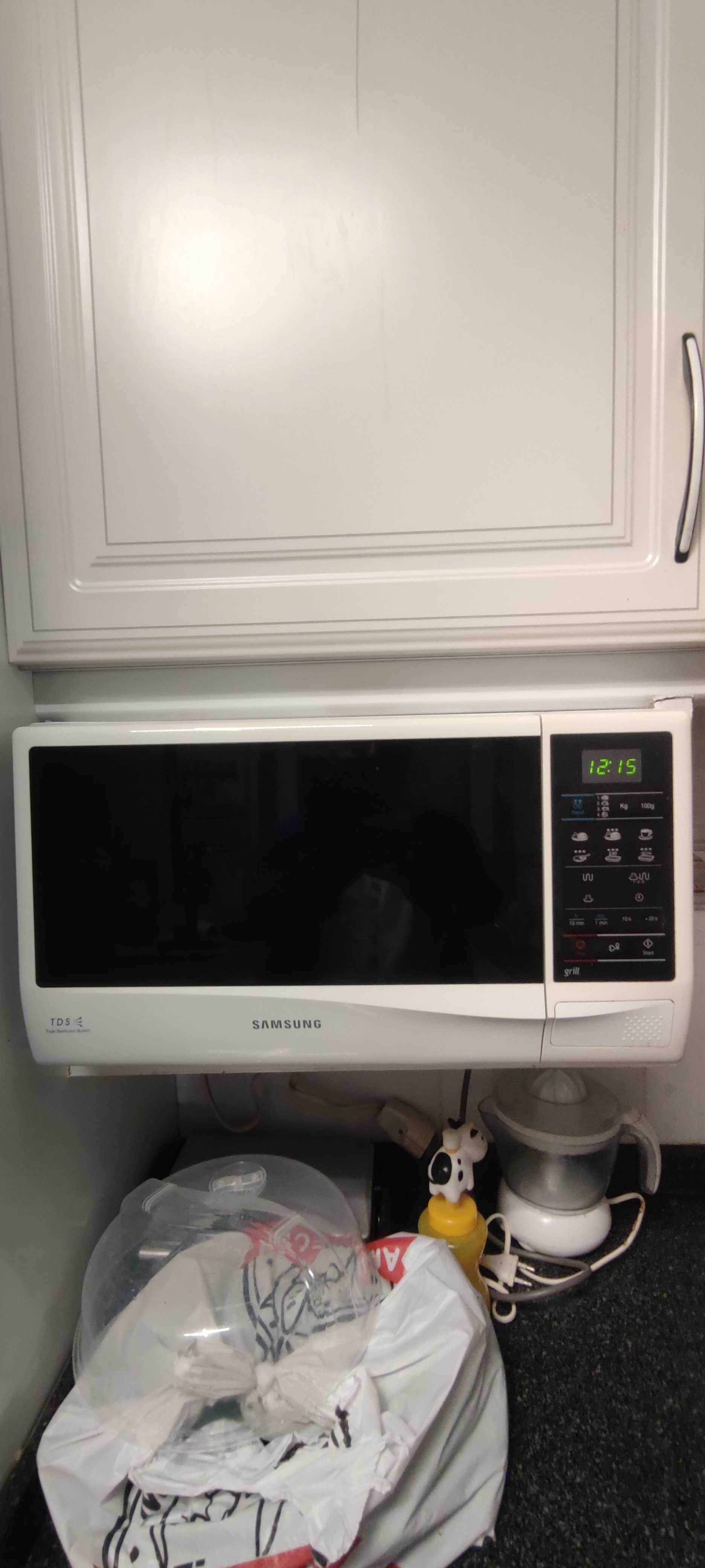 cozinha em estado razoável com eletrodomésticos