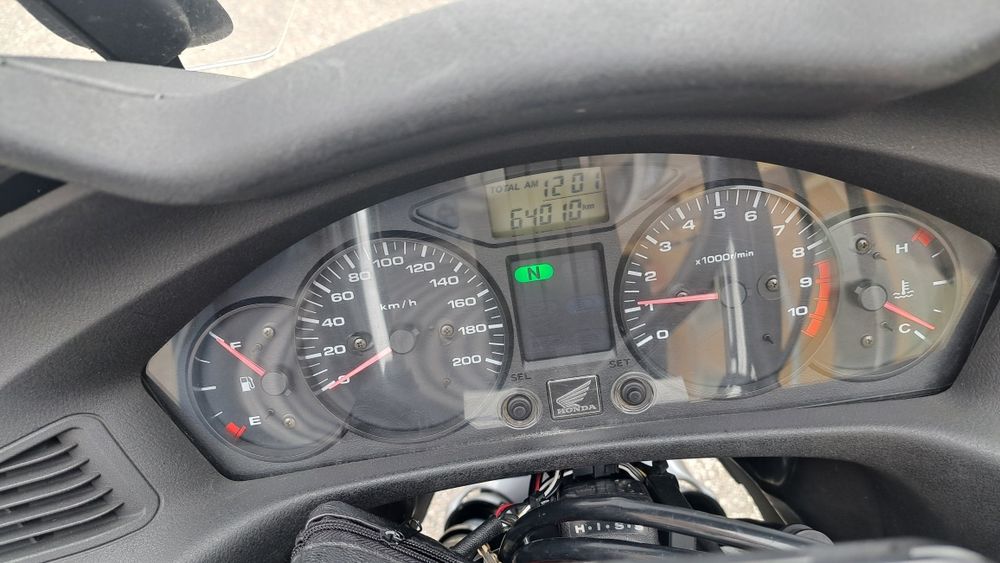 Vendo honda daeuville  700 cc . Com 63000 kilometros