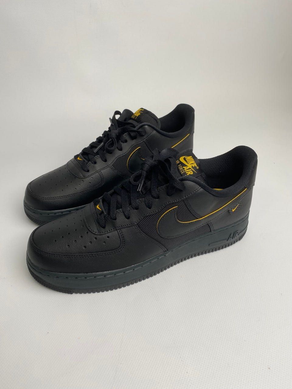 Кросівки чоловічі Nike Air Force 1 '07 'Black University Gold'
