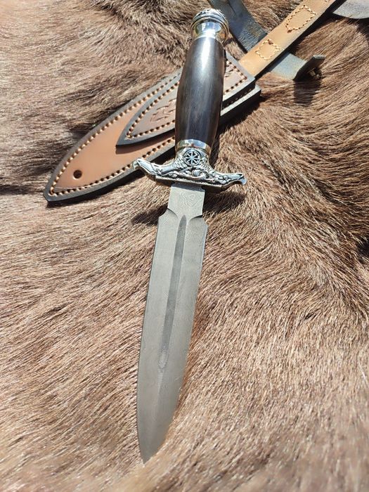 Nóż ręcznie robiony.