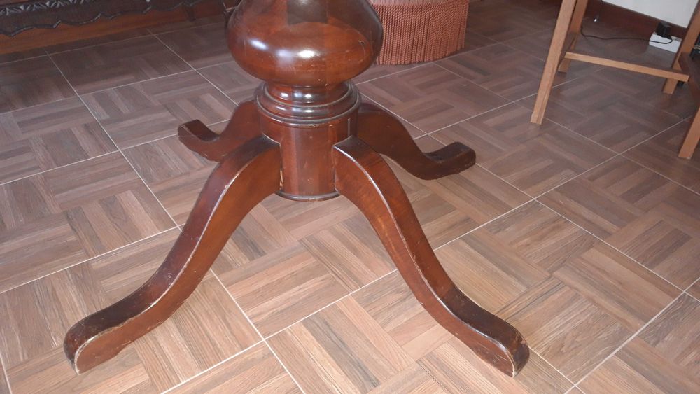 Pé de mesa em madeira