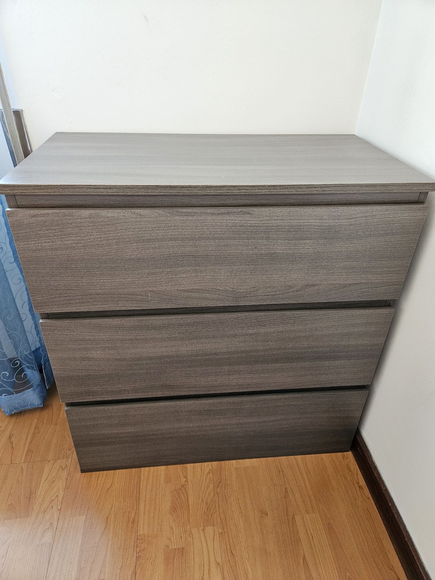 Cómoda Cinzenta Com 3 Gavetas Espaçosas.