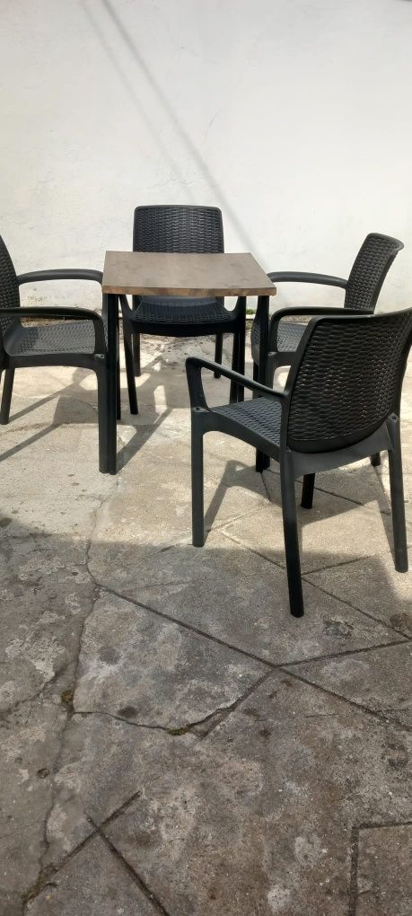 Mesa com 4 cadeiras