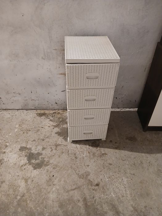 Witam sprzedam biała szafka rattanowa