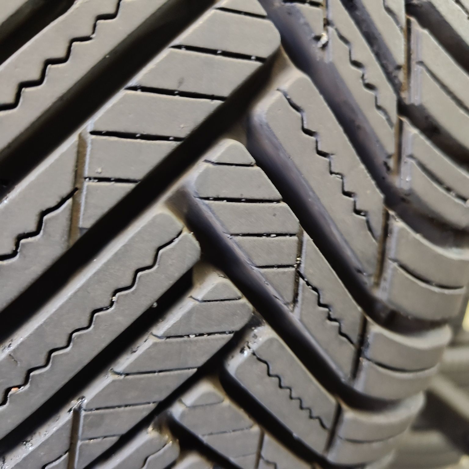 225/45/17 XL Sprzedam parę opon całorocznych Hankook