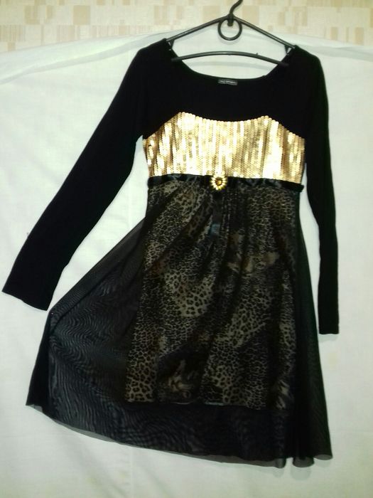 Платье . Верх переда и спинки трикотаж , подкладка трикотаж тигрового