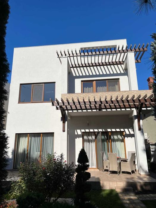 Дом в Совиньоне с ландшафтным дизайном.