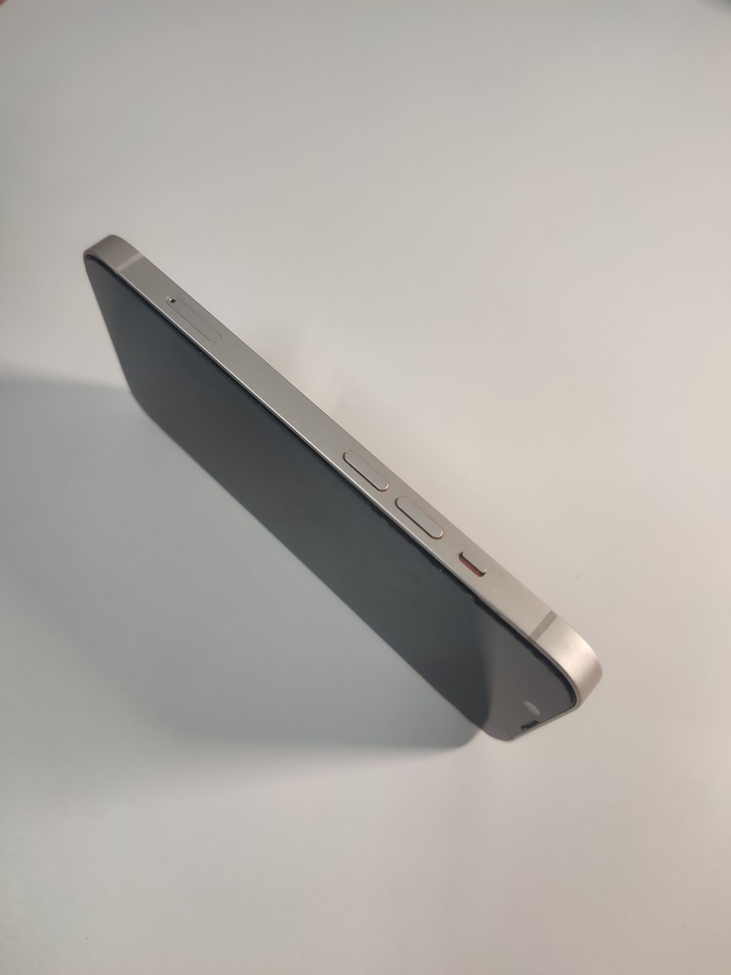 Apple Iphone 13 128G white Neverlock 
Стан 10/10 (мінімальні сліди ко