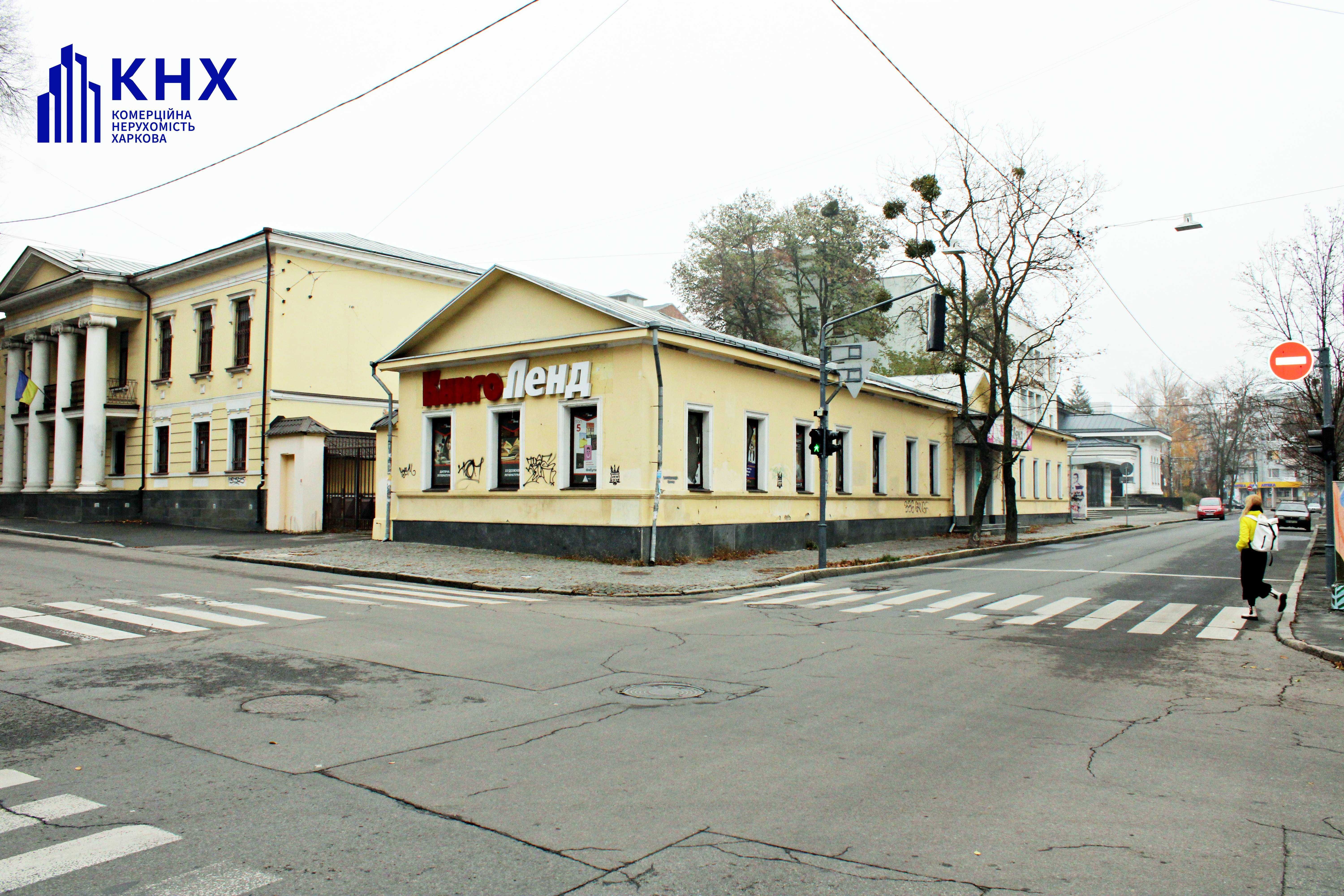 Магазин з кутовим фасадом у центрі міста. Дзеркальний струмінь