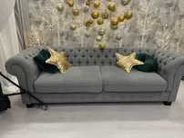 Sofa Chesterfield szara 3 osobowa glamur