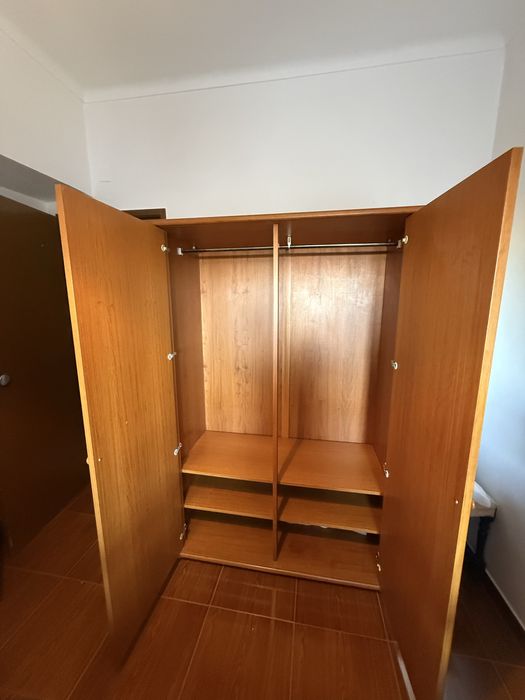 Roupeiro de Madeira com Arrumação Ampla e Barra para Cabides