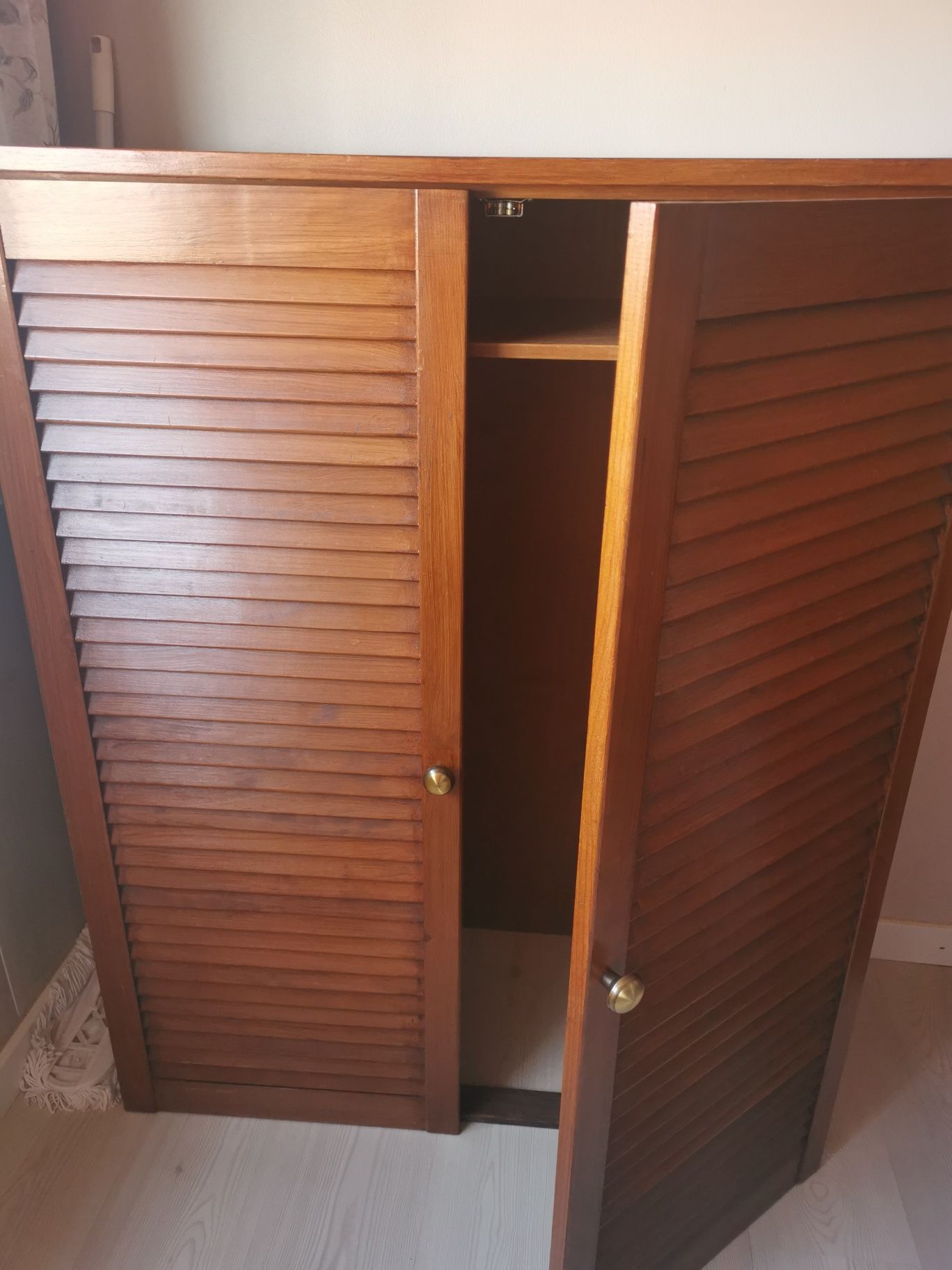 Cama dobrável solteiro com móvel feito  à medida em pinho
