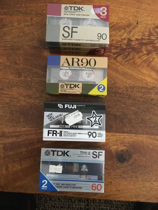 Cassetes japonesas em pack selado.