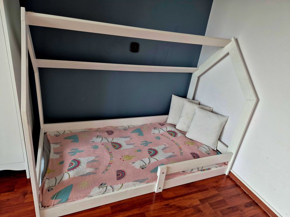 Łóżeczko domek wraz z materacem