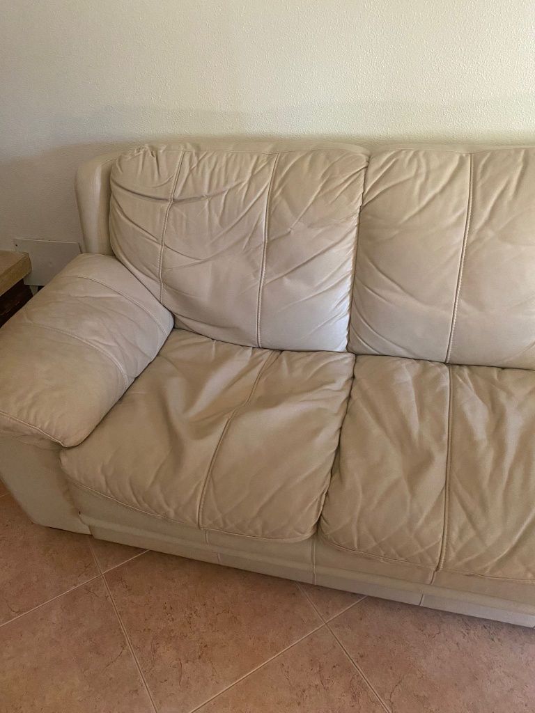 Sofá de três lugares