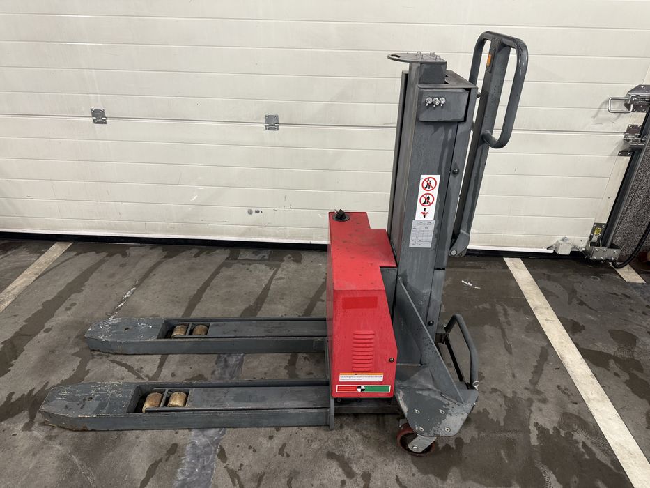 Wózek podnosnik pólelektryczny